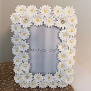 Impressions Floral Frame with White and Yellow Daisies